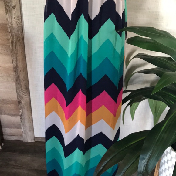 Colorful & Flattering Print Halter Maxi Dress - Picture 3 of 7